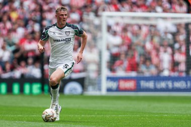 Sunderland 'dan Daniel Ballard 24 Mayıs 2025' te Wembley Stadyumu 'nda Sheffield United ile Sunderland arasındaki final maçında öne doğru süzülüyor.