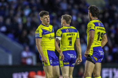 Warrington Wolves 'tan Josh Thewlis, Warrington Wolves' tan Stefan Ratchford ile konuşuyor. 23 Mayıs 2025 'te Warrington Wolves, Halliwell Jones Stadyumu' nda oynanan 12.