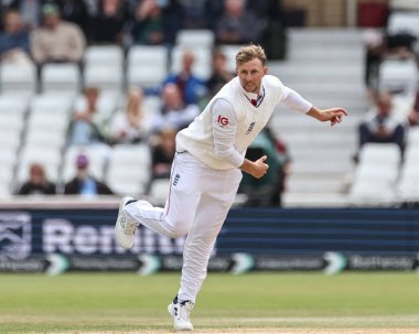 İngiltere 'den Joe Root, 24 Mayıs 2025' te İngiltere 'nin Trent Bridge, Nottingham' da Zimbabwe 'ye karşı oynadığı Rothesay Test Maçı' nda topu teslim ediyor.