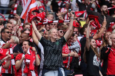 Sheffield United taraftarları 24 Mayıs 2025 'te İngiltere' nin Wembley Stadyumu 'nda Sheffield United ile Sunderland arasındaki final maçında 1-0 öne geçişi kutluyorlar.