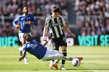 Everton 'dan Idrissa Gueye, 25 Mayıs 2025' te St. James 's Park, Newcastle, İngiltere' de oynanan Premier League karşılaşmasında Newcastle United ve Everton maçında Newcastle United 'dan Tino Livramento' yu yenebilirdi.
