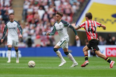 Sunderland takımından Trai Hume, 24 Mayıs 2025 'te Wembley Stadyumu' nda Sheffield United ile Sunderland arasında oynanan final maçında topu aldı.