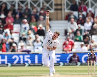 İngiltere 'den Sam Cook, 23 Mayıs 2025' te İngiltere 'nin Trent Bridge, Nottingham' da Zimbabwe 'ye karşı oynadığı Rothesay Test Maçı' nda topu teslim ediyor.