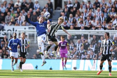 Everton 'dan James Garner ve Newcastle United takımından Anthony Gordon Premier League maçı sırasında Newcastle United ile Everton arasında 25 Mayıs 2025' te St. James 's Park, Newcastle, İngiltere' de oynanan karşılaşmada top için mücadele ettiler.