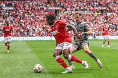 Charlton Atletizm takımından Tyreece Campbell, 25 Mayıs 2025 'te İngiltere' nin Wembley Stadyumu 'nda oynanan Sky Bet 1 playoff final maçında Leyton Atletizm' e karşı Jack Currie 'yi durdurdu.