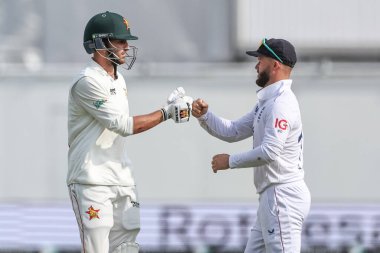 İngiltere 'den Ben Duckett, 23 Mayıs 2025' te İngiltere 'nin Nottingham kentindeki Trent Köprüsü' nde oynanan Rothesay Test Maçı 2. Gün 'de görevden alındıktan sonra Zimbabwe' li Brian Bennett 'i yumrukladı.