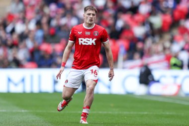 Charlton Athletic takımından Josh Edwards 25 Mayıs 2025 'te Wembley Stadyumu' nda Charlton Athletic ile Leyton Orient arasında oynanan final maçında