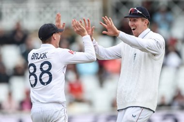 İngiltere 'den Harry Brook, 24 Mayıs 2025' te İngiltere 'nin Nottingham kentindeki Trent Köprüsü' nde oynanan Rothesay Test Maçı 'nda İngiltere' den Wessly Madhevere ile İngiltere 'den Zak Crawley' in karşılaşmasını kutluyor.