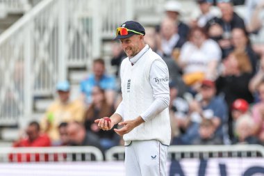 İngiltere 'den Joe Root, 24 Mayıs 2025' te İngiltere 'nin Nottingham kentindeki Trent Köprüsü' nde oynanan Rothesay Test Maçı 'nda Zimbabwe' li Blessing Muzarabani 'yi yakaladı.