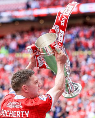 Charlton Atletizm takımından Greg Docherty, 25 Mayıs 2025 'te İngiltere' nin Wembley Stadyumu 'nda oynanan Gökyüzü İddia Ligi 1 Playoff Finali' nde Charlton Atletizm ve Leyton Orient maçının ardından Sky Bet Şampiyonası 'na geri dönüşünü kutluyor.