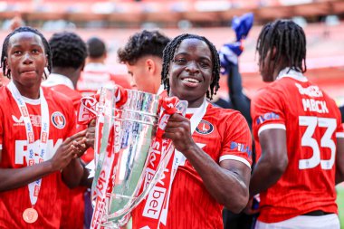 Charlton Athletic takımından Tyreece Campbell, 25 Mayıs 2025 'te İngiltere' nin Wembley Stadyumu 'nda oynanan ve Leyton Orient' e karşı oynanan Sky Bet 1 playoff final maçı sonrasında Sky Bet Şampiyonası 'na tekrar yükselmeyi kutluyor.