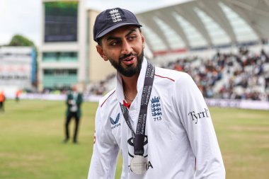 Rothesay Test Maçı 'nda İngiltere' den Shoaib Bashir, İngiltere 'den Zimbabwe' ye karşı Trent Bridge, Nottingham, 24 Mayıs 2025