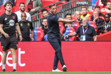 Leyton Orient teknik direktörü Richie Wellens takımına 25 Mayıs 2025 'te Wembley Stadyumu' nda oynanan Gökyüzü İddia Ligi 1 Playoff Finali 'nde Charlton Atletizm ve Leyton Orient maçında talimat verdi.