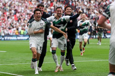 Sunderland 'dan Luke O' Nien ve Sunderland 'dan Alan Browne, 24 Mayıs 2025' te İngiltere 'nin Wembley Stadyumu' nda oynanan Gökyüzü İddia Şampiyonası Playoff Finali 'nin ardından Premier Lig' e geri dönmelerini kutluyorlar.