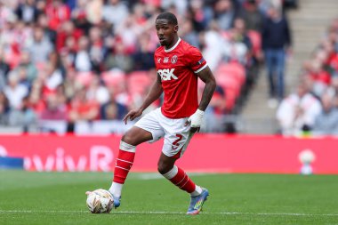 Charlton Athletic takımından Kayne Ramsay, 25 Mayıs 2025 'te İngiltere' nin Wembley Stadyumu 'nda oynanan Charlton Athletic - Leyton Orient maçında topu ayaklarının dibine aldı.