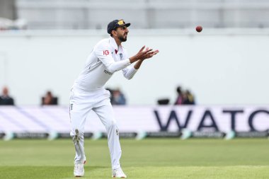 İngiltere 'den Shoaib Bashir, 24 Mayıs 2025' te İngiltere 'nin Trent Bridge, Nottingham' da Zimbabwe 'ye karşı oynadığı Rothesay Test Maçı' nda topu toplar.