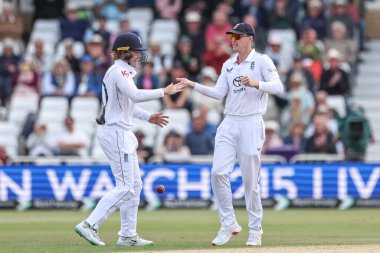 İngiltere 'den Harry Brook, 23 Mayıs 2025' te İngiltere 'nin Nottingham kentindeki Trent Köprüsü' nde oynanan Rothesay Test Maçı 'nda İngiltere' nin Ollie Pope 'u ile birlikte Zimbabwe' nin yakalanmasını kutluyor.