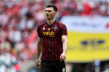 Sheffield United takımından Kieffer Moore, 24 Mayıs 2025 'te Wembley Stadyumu' nda Sheffield United ile Sunderland arasındaki final maçı öncesinde ısınıyor.