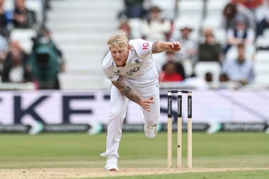 İngiltere kaptanı Ben Stokes, 24 Mayıs 2025 'te İngiltere' nin Trent Köprüsü 'nde Zimbabwe' ye karşı oynadığı Rothesay Test Maçı 'nda topu teslim etti.