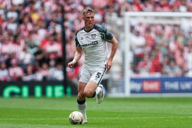 Sunderland 'dan Daniel Ballard 24 Mayıs 2025' te Wembley Stadyumu 'nda Sheffield United ile Sunderland arasındaki final maçında öne doğru süzülüyor.