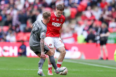 Charlton Athletic takımından Josh Edwards, 25 Mayıs 2025 'te Wembley Stadyumu' nda oynanan Charlton Atletizm ve Leyton Orient maçında topu ileri atıyor.