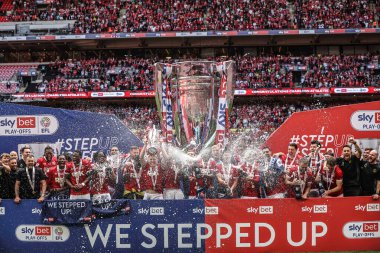 Charlton Athletic, 25 Mayıs 2025 'te Wembley Stadyumu, Londra' da oynanan ve Leyton Orient 'e karşı oynanan Sky Bet 1 playoff final maçında Lig Bir Playoff Final Kupası' nı kaldırdı.