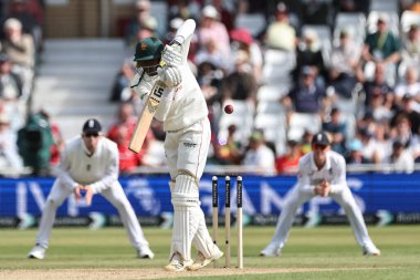 Zimbabwe 'den Tafadzwa Tsiga, 23 Mayıs 2025' te İngiltere 'nin Trent Bridge, Nottingham' da Zimbabwe 'ye karşı oynadığı Rothesay Test Maçı' nda bir koşu için topa vuruyor.