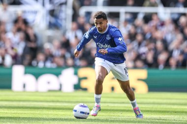 Everton 'dan Iliman Ndiaye, 25 Mayıs 2025' te İngiltere 'nin Newcastle kentindeki St. James' s Park 'ta oynanan Premier League maçı Newcastle United' ın Everton 'a karşı oynadığı maçta topu aldı.