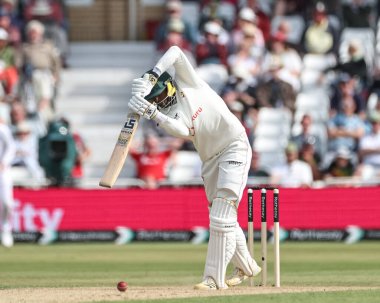 Zimbabwe 'den Tafadzwa Tsiga, 23 Mayıs 2025' te İngiltere 'nin Trent Bridge, Nottingham' da Zimbabwe 'ye karşı oynadığı Rothesay Test Maçı' nda bir koşu için topa vuruyor.