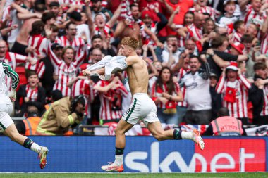 Sunderland 'dan Tom Watson, 24 Mayıs 2025' te İngiltere 'nin Wembley Stadyumu' nda oynanan ve Sheffield United ile Sunderland arasında oynanan final maçında 2-1 'lik galibiyetini kutluyor.