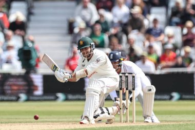 Zimbabwe 'den Brian Bennett, Rothesay Test Maçı 2. Gün İngiltere' nin Trent Bridge, Nottingham, Birleşik Krallık 'ta Zimbabwe' ye karşı oynadığı maçta topu dört koşu çizgisine taşıyor.