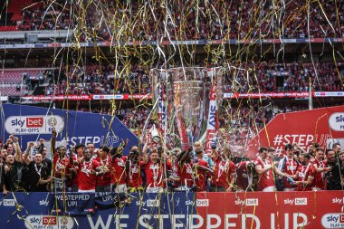 Charlton Athletic, 25 Mayıs 2025 'te Wembley Stadyumu, Londra' da oynanan ve Leyton Orient 'e karşı oynanan Sky Bet 1 playoff final maçında Lig Bir Playoff Final Kupası' nı kaldırdı.