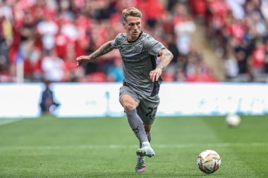 Leyton Orient takımından Ethan Galbraith, 25 Mayıs 2025 'te İngiltere' nin Wembley Stadyumu 'nda oynanan Charlton Atletizm ve Leyton Orient maçında topu geçti.