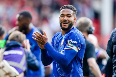 Chelsea Premier Lig maçının ardından Nottingham Forest Chelsea 'ye karşı 25 Mayıs 2025' te İngiltere 'nin Nottingham şehrinde oynanan City Ground maçında kazandığı galibiyet sonrasında Şampiyonlar Ligi' ndeki yerlerini kutluyor.