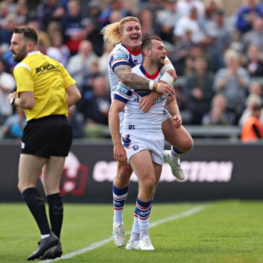 Wakefield Trinity 'den Caius Faatili, Wakefield Trinity' den Mike McMeeken 'in, 25 Mayıs 2025' te Wakefield, İngiltere 'deki DIY Kitchens Stadyumu' nda oynanan Betfred Süper Lig karşılaşmasında Wakefield Trinity - Salford Red Devils maçında denemesini kutluyor.
