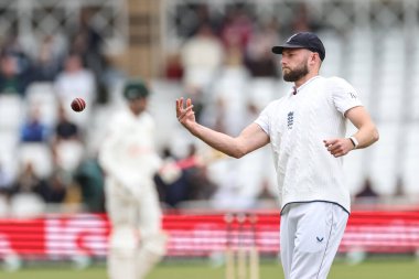 İngiltere 'den Gus Atkinson, 24 Mayıs 2025' te İngiltere 'nin Trent Bridge, Nottingham' da Zimbabwe 'ye karşı oynadığı Rothesay Test Maçı' nda topu iade ediyor.