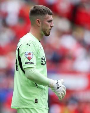 Leyton Orient takımından Josh Keeley 25 Mayıs 2025 'te Wembley Stadyumu' nda Charlton Atletizm ve Leyton Orient arasında oynanan final maçında