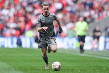 Leyton Orient takımından Jack Currie, 25 Mayıs 2025 'te Wembley Stadyumu' nda oynanan Charlton Atletizm ve Leyton Orient maçında topu ayaklarının dibine aldı.