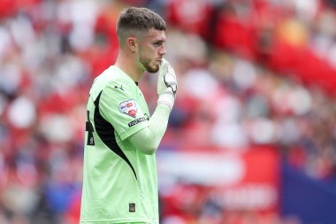 Leyton Orient takımından Josh Keeley 25 Mayıs 2025 'te Wembley Stadyumu' nda Charlton Atletizm ve Leyton Orient arasında oynanan final maçında