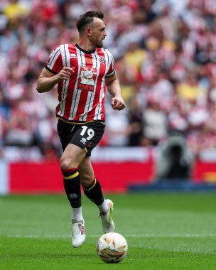 Sheffield United takımından Jack Robinson, 24 Mayıs 202 'de Wembley Stadyumu' nda Sheffield United ile Sunderland arasındaki final maçında topu takip ediyor.
