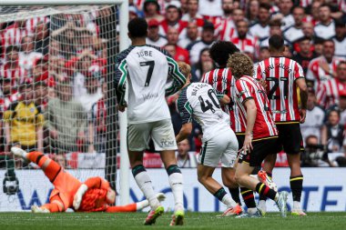 Sunderland 'dan Tom Watson, 24 Mayıs 2025' te Wembley Stadyumu 'nda Sheffield United ile Sunderland arasındaki Gökyüzü İddia Şampiyonası final maçında 2-1 öne geçiyor.