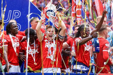 Charlton Athletic, 25 Mayıs 2025 'te Wembley Stadyumu' nda oynanan ve Charlton Athletic 'in Leyton Orient' e karşı oynadığı final maçı sonrasında Lig 1 play-off kupasını kaldırdı.