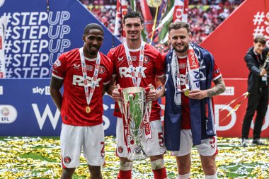 Charlton Athletic 'ten Kayne Ramsay, Charlton Athletic' ten Lloyd Jones ve Charlton Athletic 'ten Macaulay Gillesphey, Londra' daki Wembley Stadyumu 'nda oynanan Sky Bet 1 playoff final maçı sırasında kupayla birlikte poz verdiler.