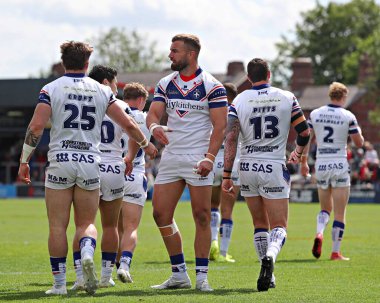 Wakefield, Wakefield Trinity 'den Lachlan Walmsley' in 25 Mayıs 2025 'te DIY Kitchens Stadyumu' nda oynanan Betfred Süper Lig karşılaşmasında attığı ilk golü kutluyor.