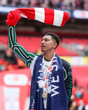 Sunderland 'dan Jobe Bellingham, 24 Mayıs 2025' te İngiltere 'nin Wembley Stadyumu' nda oynanan ve Sheffield United 'ın Sunderland' a karşı oynadığı final maçından sonra Premier Lig 'e geri dönüşünü kutluyor.