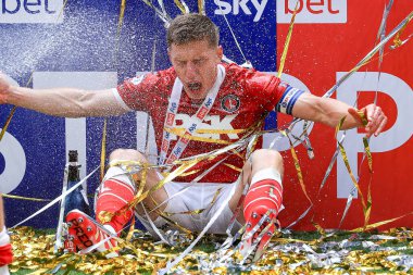 Charlton Atletizm takımından Greg Docherty, 25 Mayıs 2025 'te İngiltere' nin Wembley Stadyumu 'nda oynanan Gökyüzü İddia Ligi 1 Playoff Finali' nde Charlton Atletizm ve Leyton Orient maçının ardından Sky Bet Şampiyonası 'na geri dönüşünü kutluyor.