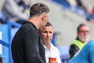 Sam Burgess Warrington Wolves baş antrenörü ve Willie Peters Hull KR 'ın baş antrenörü, 23 Mayıs' ta Halliwell Jones Stadyumu, Warrington, İngiltere 'de oynanan 12. 