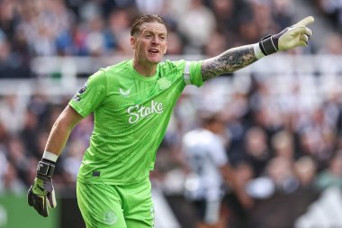 Everton 'dan Jordan Pickford, 25 Mayıs 2025' te İngiltere 'nin Newcastle şehrinde oynanan Premier League karşılaşmasında takımına talimat verir.
