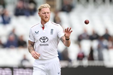 İngiltere kaptanı Ben Stokes, 24 Mayıs 2025 'te İngiltere' nin Trent Bridge, Nottingham kentinde oynanan 3. Rothesay Test Maçı 'nda topu yakalıyor.