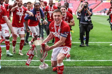 Charlton Athletic takımından Greg Docherty, 25 Mayıs 2025 'te İngiltere' nin Wembley Stadyumu 'nda oynanan Charlton Atletizm ve Leyton Orient maçında play-off finalini kazandı.